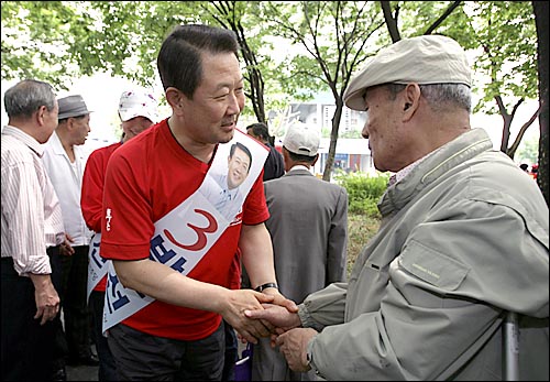 박주선 민주당 서울시장 후보는 18일 오후 서울 종로구 종묘공원에서 유권자들을 만나며 지지를 호소했다. 